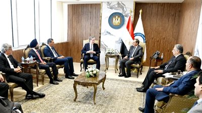 وزير البترول يستقبل جيمس روبرت ماجواير رئيس مجموعة كارلايل العالمية
