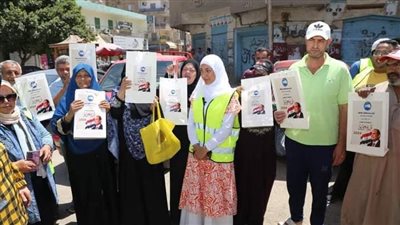 مستقبل وطن بالسويس يوزع هدايا علي المواطنين بمناسبة ذكرى 30 يونيو