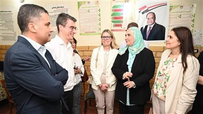 وزيرة التضامن الاجتماعي ووفد من البنك الدولي يتفقدان سير العمل بوحدة الخازندار بالقاهرة 