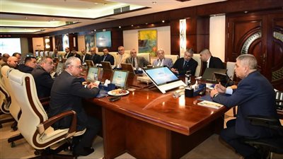 رئيس قناة السويس ورئيس الهيئة الاقتصادية يشهدان توقيع عقد بين شركة 