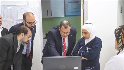 الرعاية الصحية تكثف جهودها بتفقد المجمع الطبي بالسويس لضمان إنتظام العمل