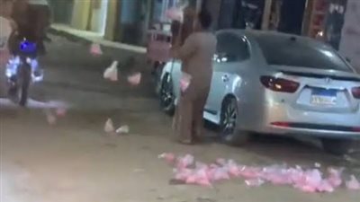 بعدما أبكى المصريين في العيد.. الهدايا تنهال على بائع غزل البنات