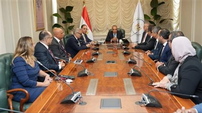 وزير الخارجية والهجرة وشئون المصريين بالخارج يجتمع مع قيادات وأعضاء قطاع الهجرة بالوزارة