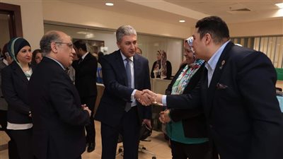 وزير السياحة والآثار يعقد جولة للتعرف على الموظفين والعاملين بالإدارات المختلفة والهيئات التابعة لها