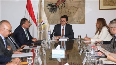وزير الثقافة يعقد اجتماعًا موسعًا مع رؤساء الهيئات والقطاعات التابعة للوزارة 