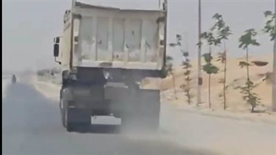 كشف ملابسات قيام قائد سيارة نقل مُحملة بالقمامة بالسير بسرعة عالية بالشرقية