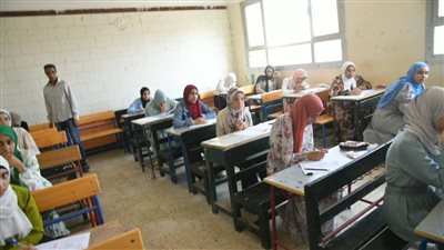 خلف مبنى المدرسة.. كشف حقيقة فيديو لإحدى السيدات بتلقين الطلبة بإحدى لجان إمتحانات الثانوية العامة