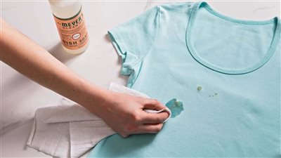 بحيل وطرق بسيطة.. كيفية إزالة بقع الزيت من الملابس!!