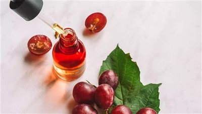  للعناية بالبشرة في الصيف.. تعرفي على فوائد ماء العنب لجمال مميز 