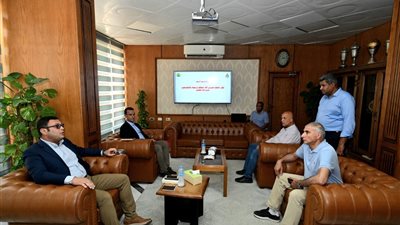 وزير الإسكان يعقد اجتماعا بمقر جهاز 