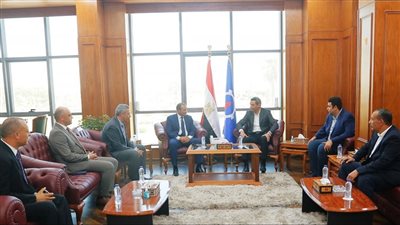 محافظ السويس يلتقي بالأجهزة التنفيذية وقادة مواني البحر الأحمر