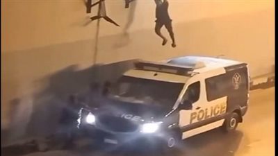 الأجهزة الأمنية تكشف ملابسات سقوط شخص على سيارة شرطة