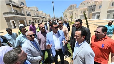 وزير الإسكان يتفقد موقف تنفيذ 3068 وحدة.. و310 فيلات بالتجمع العمراني 