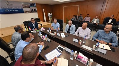 وزير الإسكان يتابع مع جميع الشركات العاملة بمشروعات مدينة العلمين الجديدة الموقف التنفيذى