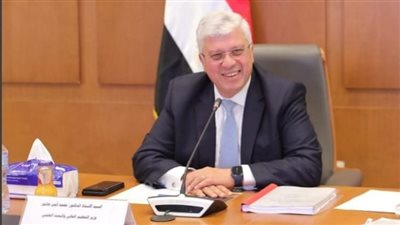 عاشور: زيادة الاستفادة من العلماء والباحثين المصريين في الخارج