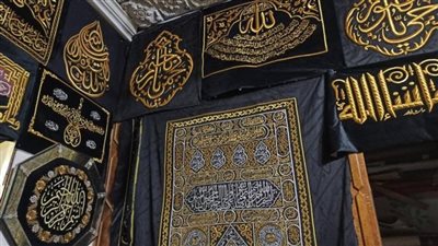تزن 1350 كيلو جراما وارتفاع 14 مترا .. تعرف على تفاصيل كسوة الكعبة المشرفة