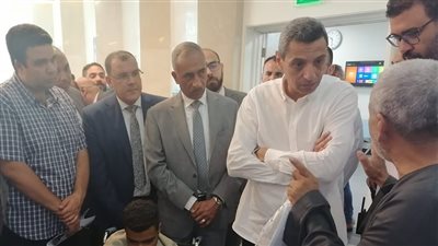  محافظ السويس في المجمع الطبي يستمع لمطالب المرضى وذويهم المواطنين