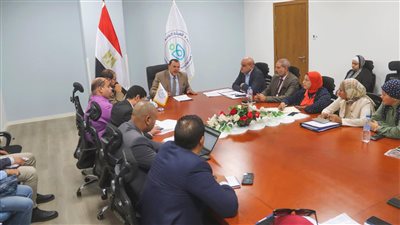 الحفناوي يترأس الإجتماع اليومي لقيادات هيئة الرعاية الصحية بالسويس