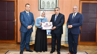 بالصور.. محافظ الدقهلية يكرم اوائل الدبلومات الفنية على مستوي الجمهورية بمكتبه بديوان عام المحافظة 