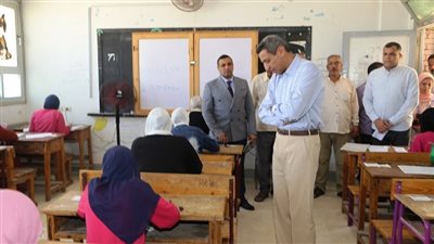 محافظ السويس يتابع إمتحانات  الثانوية العامة بمدرسة أسماء بنت أبي بكر