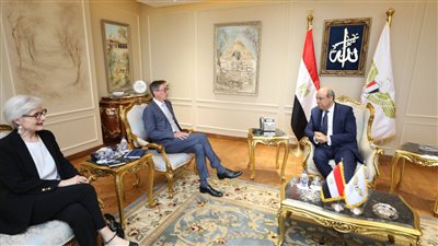 وزير الطيران المدني يلتقي نائب الرئيس التنفيذي لمجموعة Thales الفرنسية العالمية 