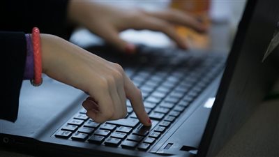 بإختراق بعض الحسابات الشخصية.. ضبط شخص بتهمة إبتزاز بعض السيدات 