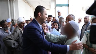 نائب وزير الصحة يؤكد على توفير الأدوية والمستلزمات بسوهاج بعد الإنصات لآراء المرضى