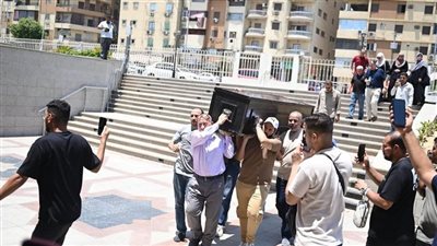 غياب نجوم الفن.. مشاهد حزينة من تشييع جنازة الراحل أحمد فرحات