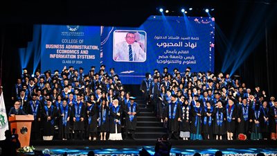 تكريم د. أشرف صبحى على هامش الحفل بدرع جامعة مصر للعلوم والتكنولوجيا