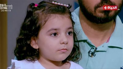 واحد من الناس يعيد البسمة الى الطفلة مكة