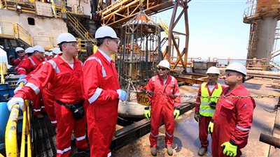 وزير البترول يعقد جولة بحرية لمنصة تسهيلات إنتاج حقل شمال صفا البحرى 