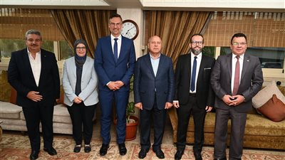 نائب رئيس مجلس الوزراء للتنمية الصناعية يبحث مع ممثلي شركة ليوني مصر خطط الشركة للتوسع في السوق المصري 