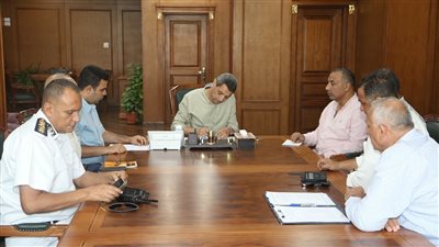 اللواء الشاذلي يعتمد التعريفة الجديدة لسيارات الأجرة بالسويس