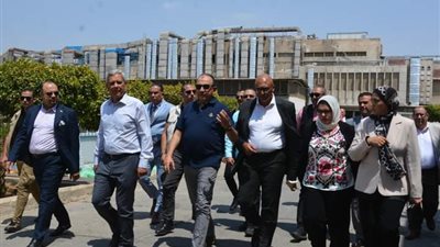 وزير قطاع الأعمال يتفقد مصانع شركتي العربية وممفيس للأدوية