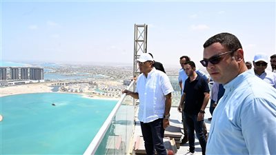 رئيس الوزراء يتفقد 