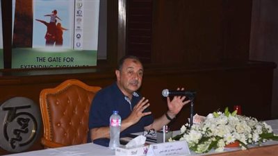 وزير قطاع الأعمال يجتمع بالرؤساء التنفيذيين لشركات الأدوية 