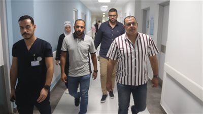 الحفناوي يفاجيء مجمع السويس الطبي للأطمئنان على سير العمل