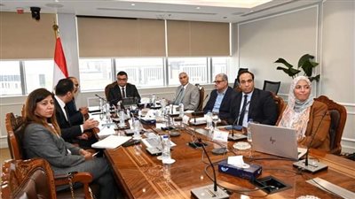 وزير الإسكان يبحث مع مسئولى شركة 