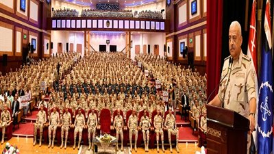 وزير الدفاع يلتقى بعدد من رجال القوات المسلحة بالجيش الثالث الميدانى 