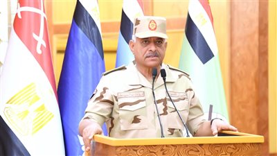 وزير الدفاع يلتقى بعدد من رجال القوات المسلحة بالمنطقة الشمالية العسكرية وقيادة القوات البحرية