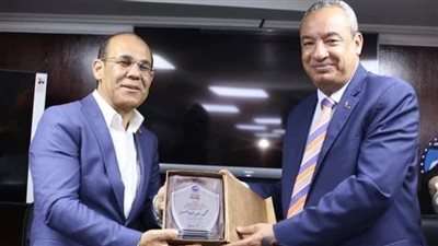 نائب السويس يكرم رئيس مجلس إدارة النصر للبترول بمناسبة حصول الشركة على شهادة الإيزو ISO 50001