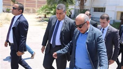 وزير الكهرباء يتفقد هندسة كهرباء برج العرب ويجرى حوارا مع المواطنين داخل مركز خدمة العملاء