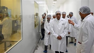رئيس الوزراء يتفقد مصنع الشركة الأوروبية المصرية للصناعات الدوائية