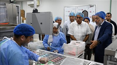 رئيس الوزراء يتفقد مصنع شركة 