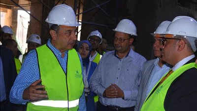 وزير قطاع الأعمال يقوم بجولة تفقدية لمشروع تطوير فندق 