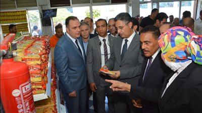 وزير التموين ومحافظ مطروح يتفقدان مخبز آلى مطور لإنتاج الخبز المدعم