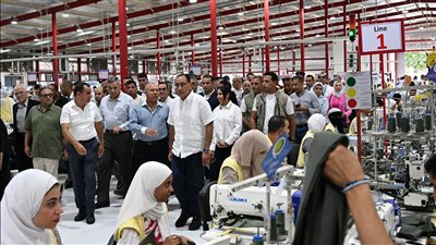 رئيس الوزراء يتفقد مصنع 