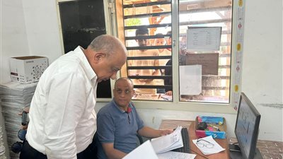 وزير الكهرباء يواصل جولاته الميدانية المفاجئة ويقف فى الطابور للحصول على خدمة تركيب عداد جديد