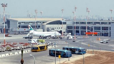 مئات الإسرائيليين عالقون بمطار براغ مع تزايد إلغاء الرحلات إلى تل أبيب