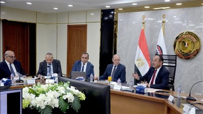 وزير قطاع الأعمال يعقد اجتماعا موسعا برؤساء شركات المقاولات والتطوير العقاري 